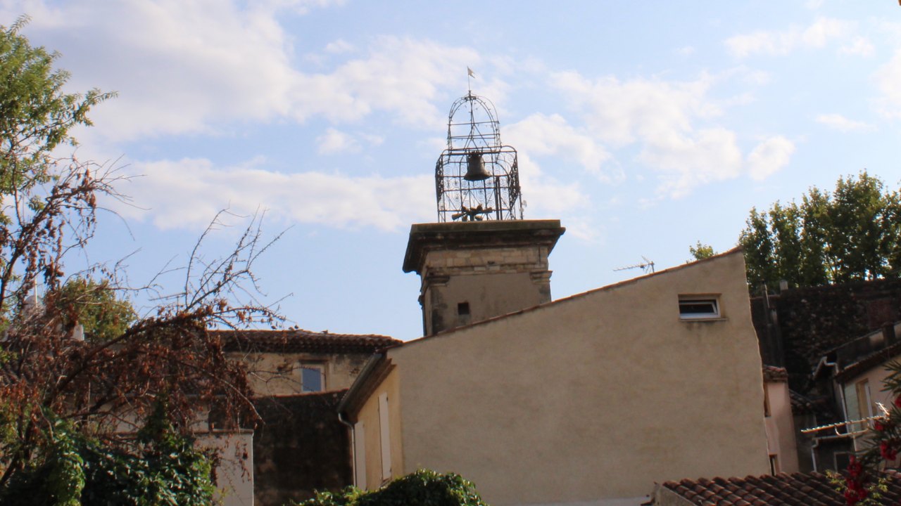 Campanile en fer forgé du beffroi de Pélissanne au-dessus des toits du centre ancien